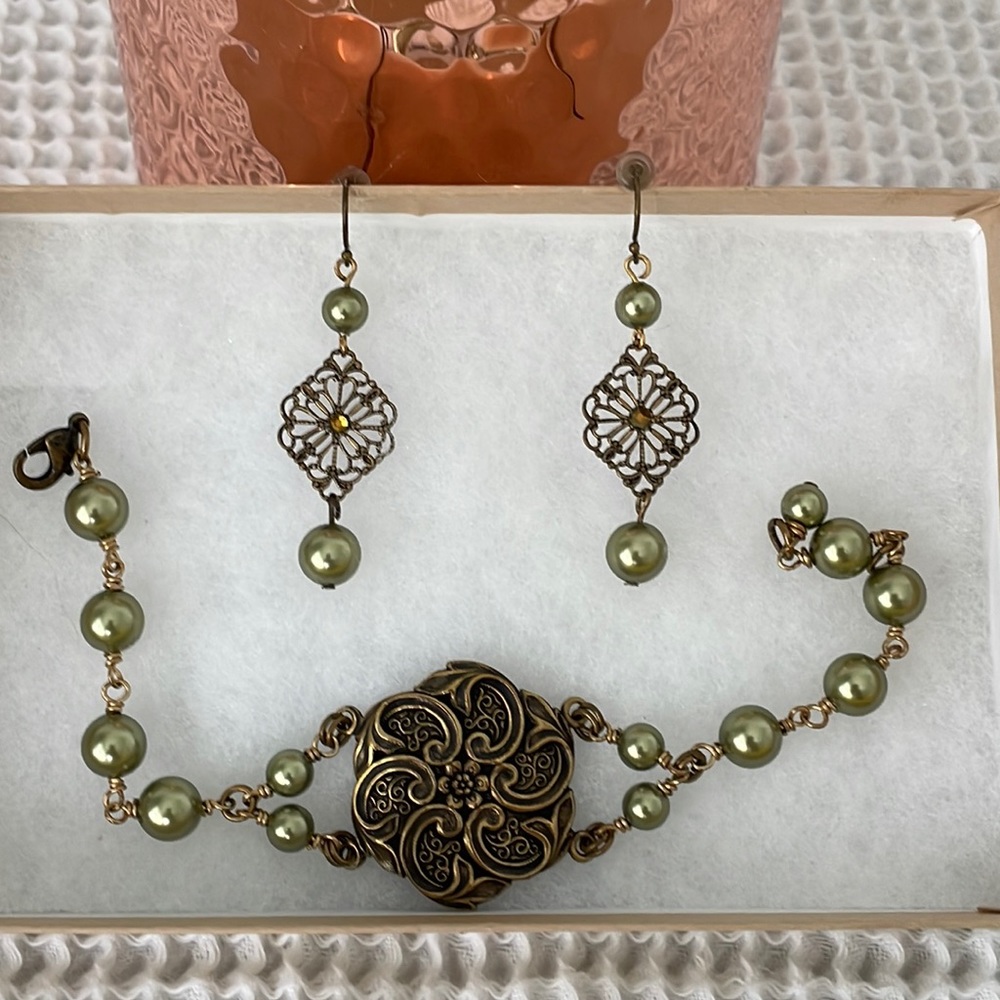 Beautiful like new matching earrings and bracelet set!